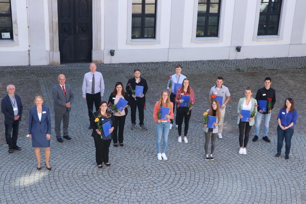 Der Landrat begrüßt die neuen Auszubildenden und Studierenden.