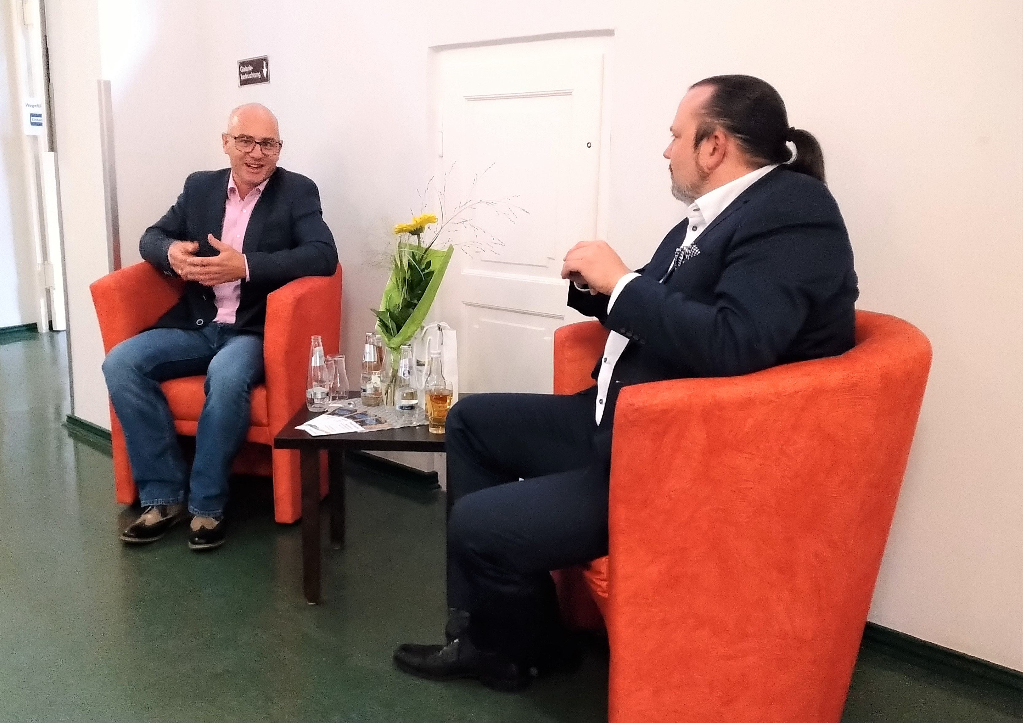 Zur Ausstellungseröffnung sprach Kulturdezernent Stefan Wichary mit Künstler Denis Kuschel. 