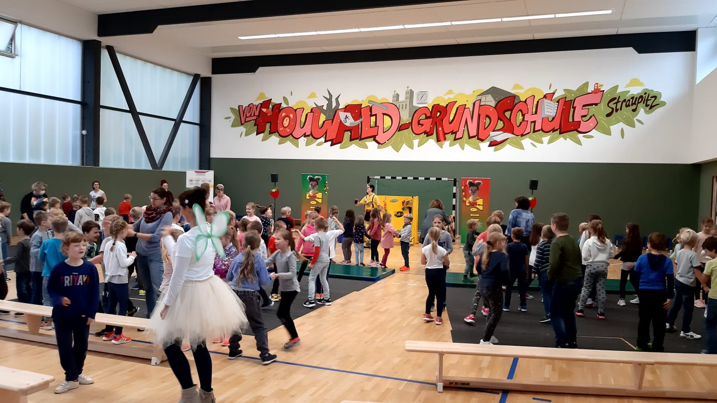 Mehr als 170 Kinder der Grundschule in Straupitz verfolgten das Programm "Yellicat" zum Tag der Zahnsgesundheit.