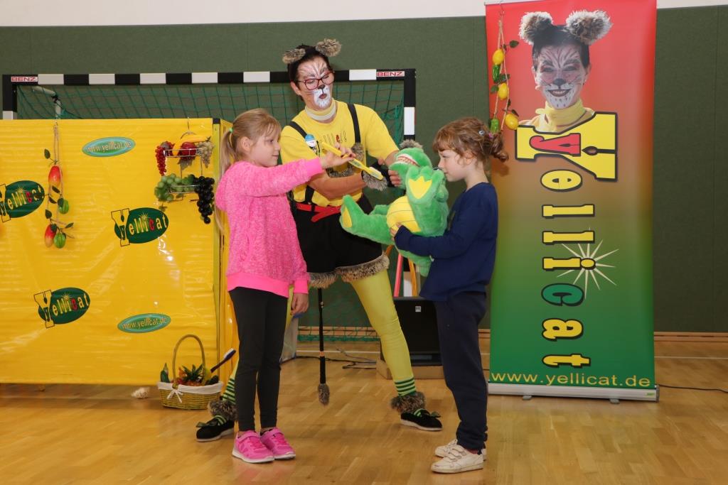 Spielerisch erlernten die Kinder das richtige Zähneputzen am Krokodil Eddy - dem plüschenden Begleiter des Zahnärztlichen Dienstes. 
