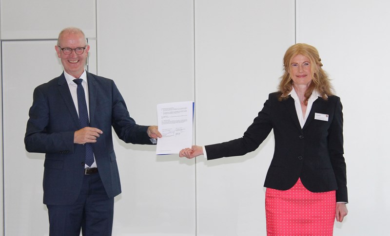 Der Landkreis Dahme-Spreewald (vertreten durch die Vize-Landrätin Susanne Rieckhof) beauftragt die Wirtschaftsförderung Dahme-Spreewald (vertreten durch den Geschäftsführer Gerhard Janßen) mit der Durchführung des Regionalprojekts "dahme_innovation" © Wirtschaftsförderung Dahme-Spreewald