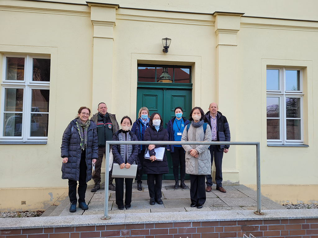 Der Leiter der Oberförsterei, Axel Becker und Tierärzte der Veterinärbehörde Dahme-Spreewald empfangen die südkoreanische Delegation in Begleitung von Vertretern des Bundesministeriums für Ernährung und Landwirtschaft. (Foto: LDS/Sven Burdack)