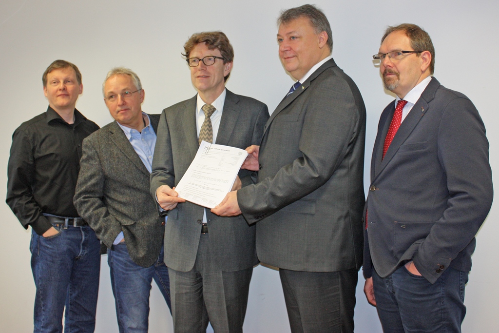 Übergabe der Genehmigung des Nachtrages 6.1. für den BER beim Bauordnungsamt des Landkreises Dahme-Spreewald am 26. März 2018 (v.l.n.r.): Bernd Bronnert, Abteilung Genehmigungen BER, Flughafen Berlin Brandenburg GmbH; Peter Herrmann, Leiter Fluggastterminal BER, Flughafen Berlin Brandenburg GmbH; Prof. Dr.-Ing. Engelbert Lütke Daldrup, Vorsitzender der Geschäftsführung der Flughafen Berlin Brandenburg GmbH; Chris Halecker, Vizelandrat und Baudezernent, Landkreis Dahme-Spreewald; Burkhardt Meißner, Prüfbereichsleiter Flughafen, Untere Bauaufsicht Landkreis Dahme-Spreewald