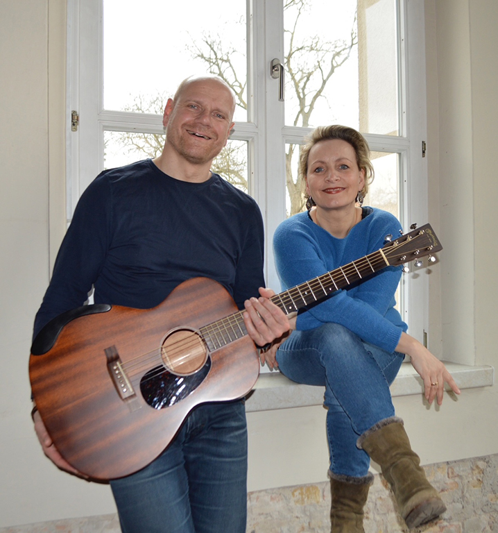 Zu sehen sind Doerthe Maria Sandmann (Gesang) und Matthias Gerhard Müller (Gitarre).