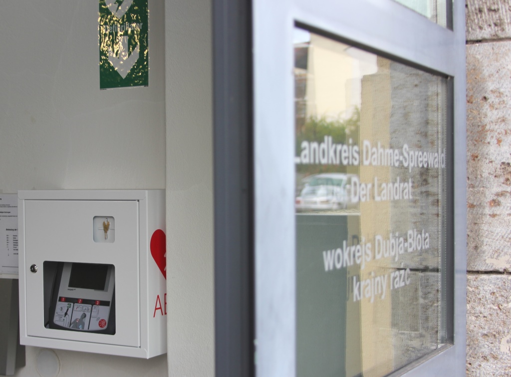 AED im Eingangsbereich des Landratsamtes an der Reutergasse (Foto: LDS)