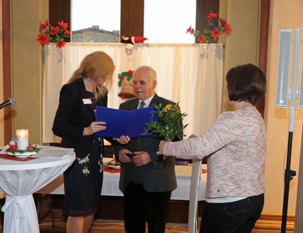 Vize-Landrätin Susanne Rieckhof ehrt Georg Graf zum "Tag des Ehrenamtes" mit dem Ehrenamtspreis des Landkreises Dahme-Spreewald im Kaiserbahnhof Halbe (Foto: LDS).