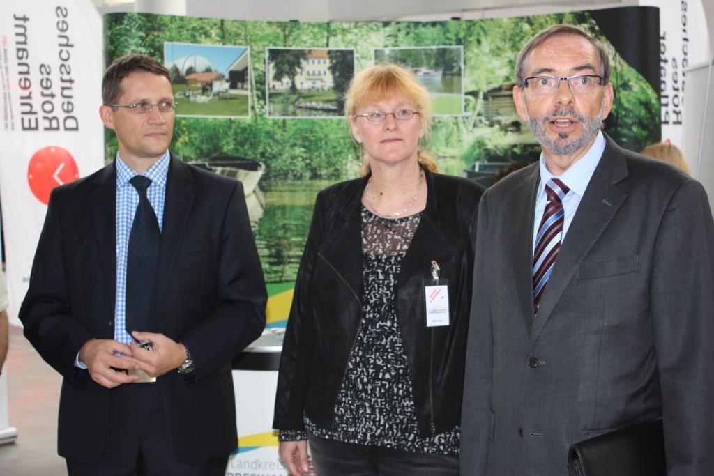 v.l.n.r. A10-Centermanager Sven Schuzle, Gleichstellungsbeauftrage des Landkreises Dahme-Spreewald Elke Voigt und Veranstalter Dr. Ralf Köthnig eröffnen die Herbstbaumesse im A10-Center