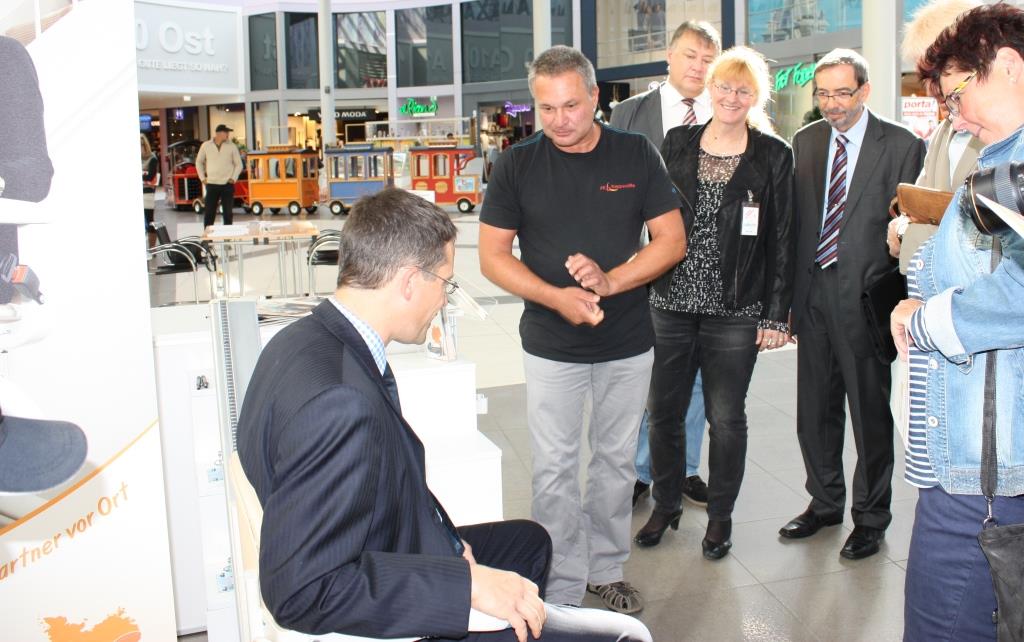 Fred Krauledat erläutert Centermanager Sven Schulze die Funktion eines Treppenliftes