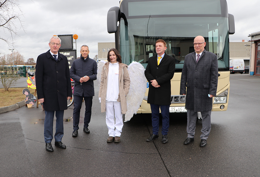 v.l.n.r: Verkehrsminister Guido Beermann, Luckaus Bürgermeister Gerald Lehmann, Schutzengel Jo der Verkehrskampagne liebersicher.de, RVS Geschäftsführer Siegfried Richter und Landrat Stephan Loge (Fotos: Pressestelle, Landkreis Dahme-Spreewald)