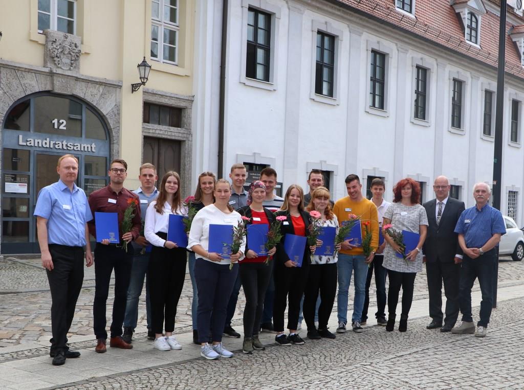 Landrat begrüßt neue Azubis in der Kreisverwaltung Dahme-Spreewald und überreicht ausgelernten Azubis die Arbeitsverträge.