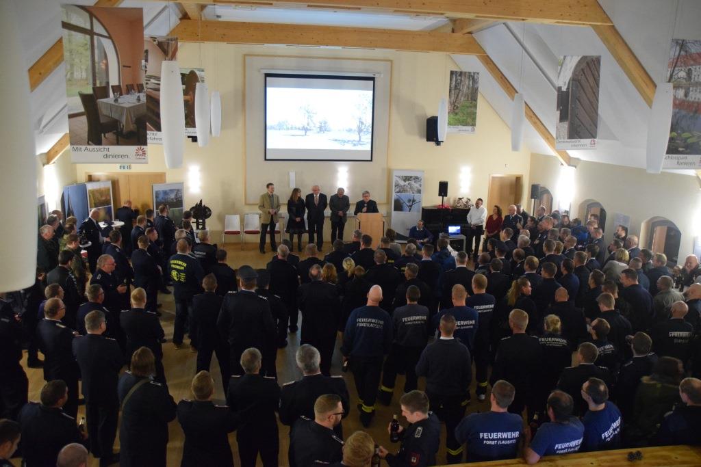 Über 300 Teilnehmer kamen zur Dankesfeier in der Lieberoser Darre. Die Redner sprachen den Einsatzkräften der Feuerwehr ihren größten Dank aus. v.l.n.r. Dr. Andreas Meißner, Geschäftsführer Stiftung Naturlandschaften Brandenburg; Katrin Lange, Staatssekretärin im Ministerium des Innern und für Kommunales des Landes Brandenburg; Stephan Loge, Landrat Landkreis Dahme-Spreewald; Bernd Boschan, Amtsdirektor Amt Lieberose/Oberspreewald und Günter Dwelck, Geschäftsführer Wald- und Grundbesitz GmbH. //Foto: Stiftung Naturlandschaften Brandenburg