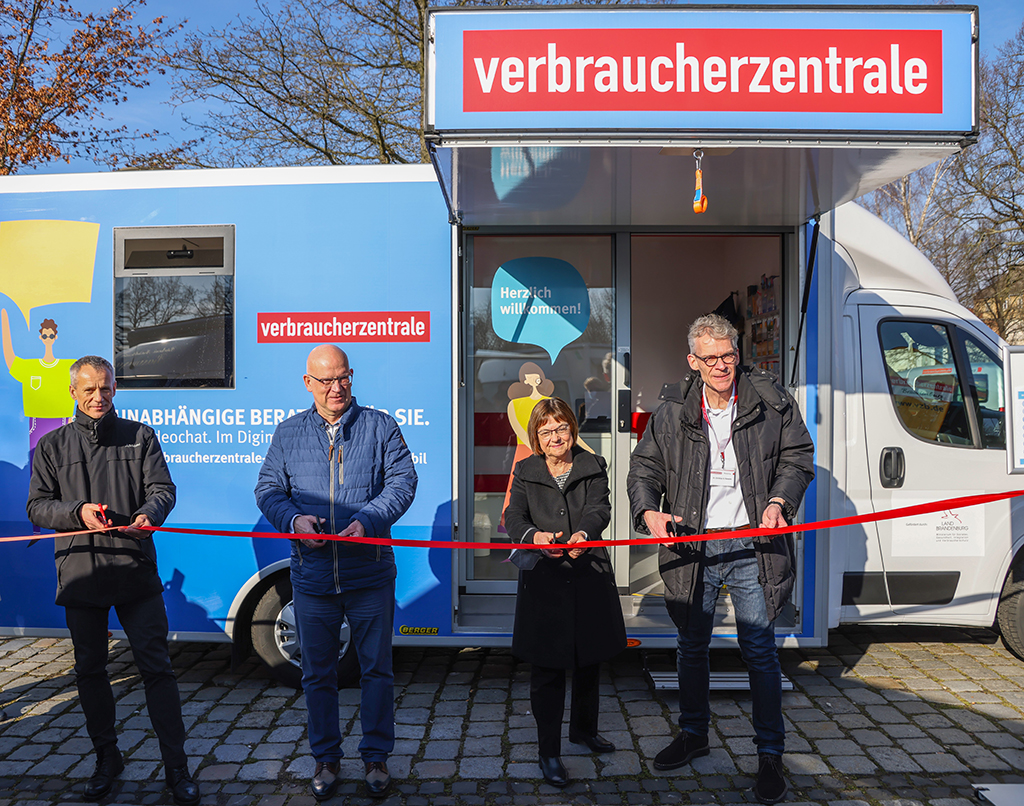 Das rote Band durchgeschnitten haben (v.l.) Gerald Lehmann, Stephan Loge, Ursula Nonnemacher, Christian A. Rumpke (Foto: pixafactory / VZB)
