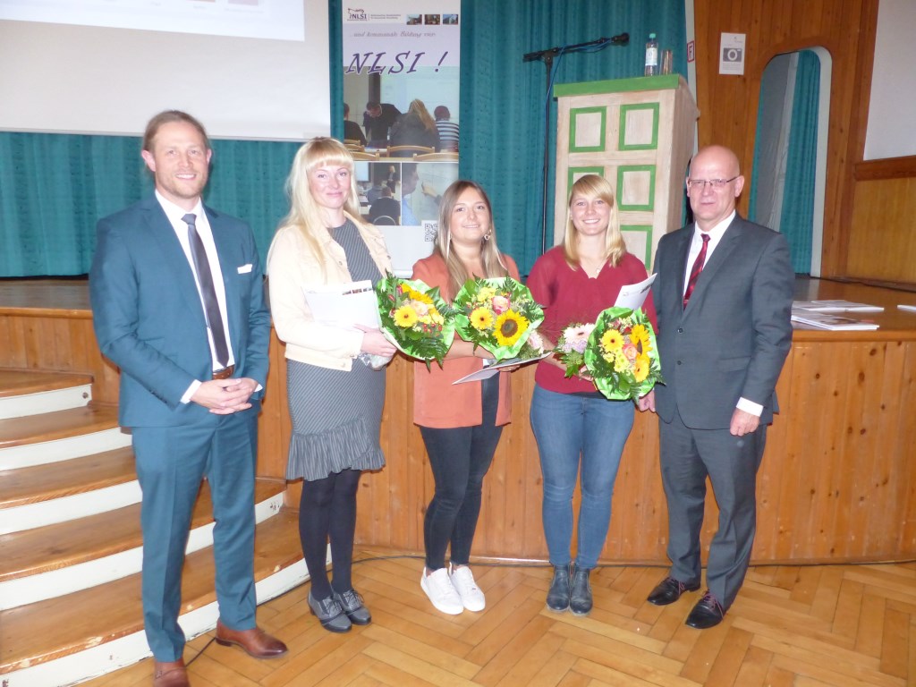 Die drei besten Absolventinnen des Verwaltungsfachwirt- Lehrgangs erhielten von Landrat Stephan Loge, Landkreis Dahme-Spreewald, (r.) und Studienleiter Lars Gölz, Niederlausitzer Studieninstitut, Blumensträuße überreicht (Foto: NLSI)