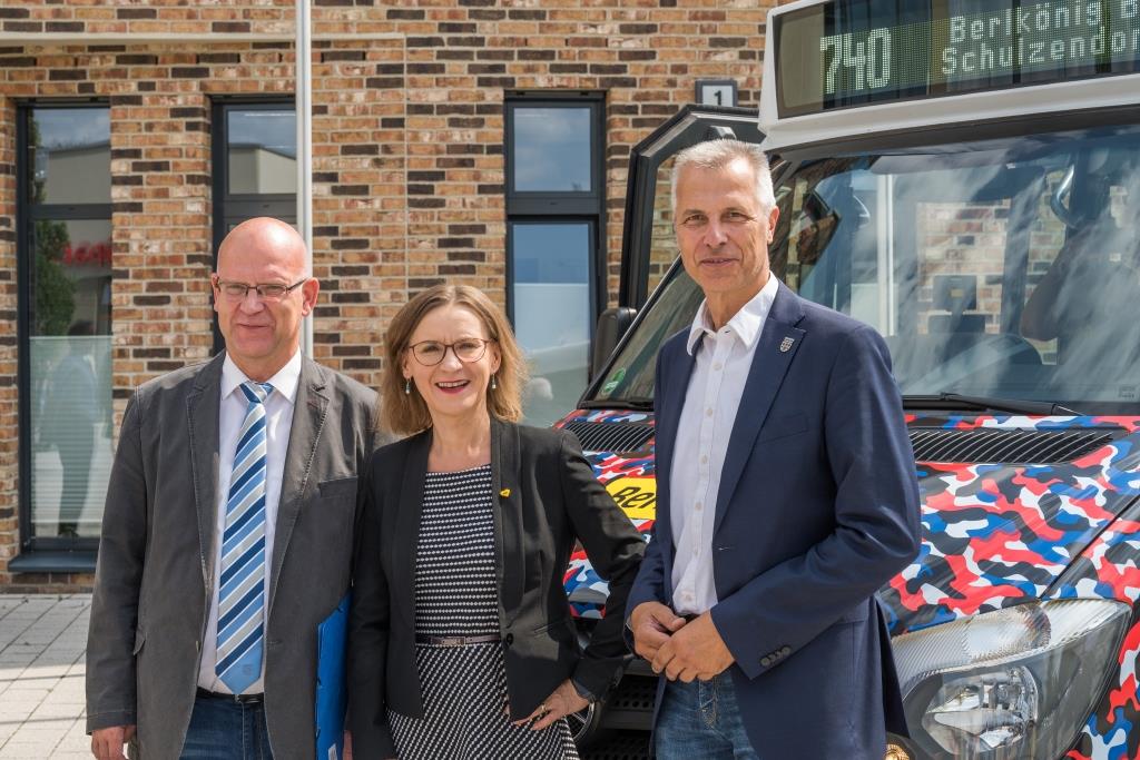 v.l.n.r. Stephan Loge, Landrat des Landkreises Dahme-Spreewald; Dr. Sigrid Nikutta, Vorstandsvorsitzende der BVG und Markus Mücke, Bürgermeister der Gemeinde Schulzendorf weihen die Rufbuslinie zwischen Berlin Rudow und Schulzendorf (LDS) ein