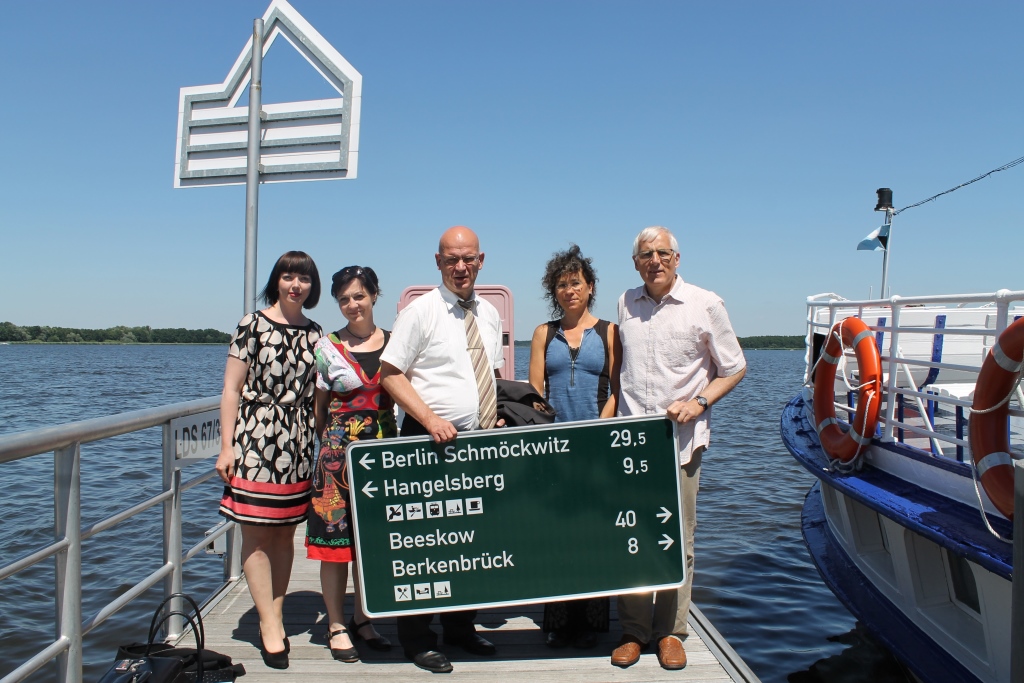 v. r.: Vorsitzender der AG WISO Dr. Eckhard Fehse, Projekt- und Regionalmanagerin Jeannette Gruner LAG Oderland, Landrat Stephan Loge, Dana Klaus Mitarbeiterin TV Dahme-Seen und Mitglied der Steuerungsgruppe AG WISO, Sabrina Kuschy Mitarbeiterin des LDS und stellv. Vorsitzende AG WISO (Foto: TEG mbH )