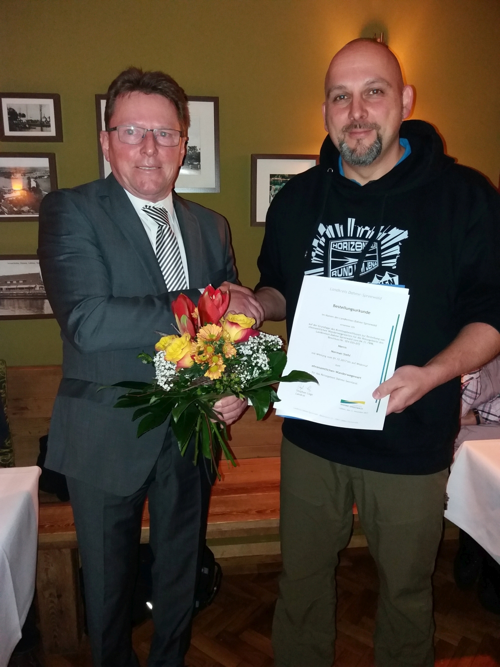 Ernennung des neuen leitenden Wanderwegewarts Norman Siehl (rechts) durch Heiko Jahn