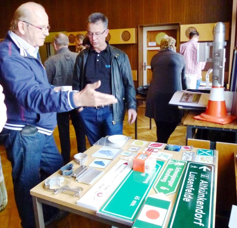 v.l.: Günter Kühn, Wanderwegewart aus Köthen im Gespräch mit Jörg Kubiczek von der Schilderfirma Bremicker Verkehrstechnik (Foto: TV Dahme-Seen e.V.)