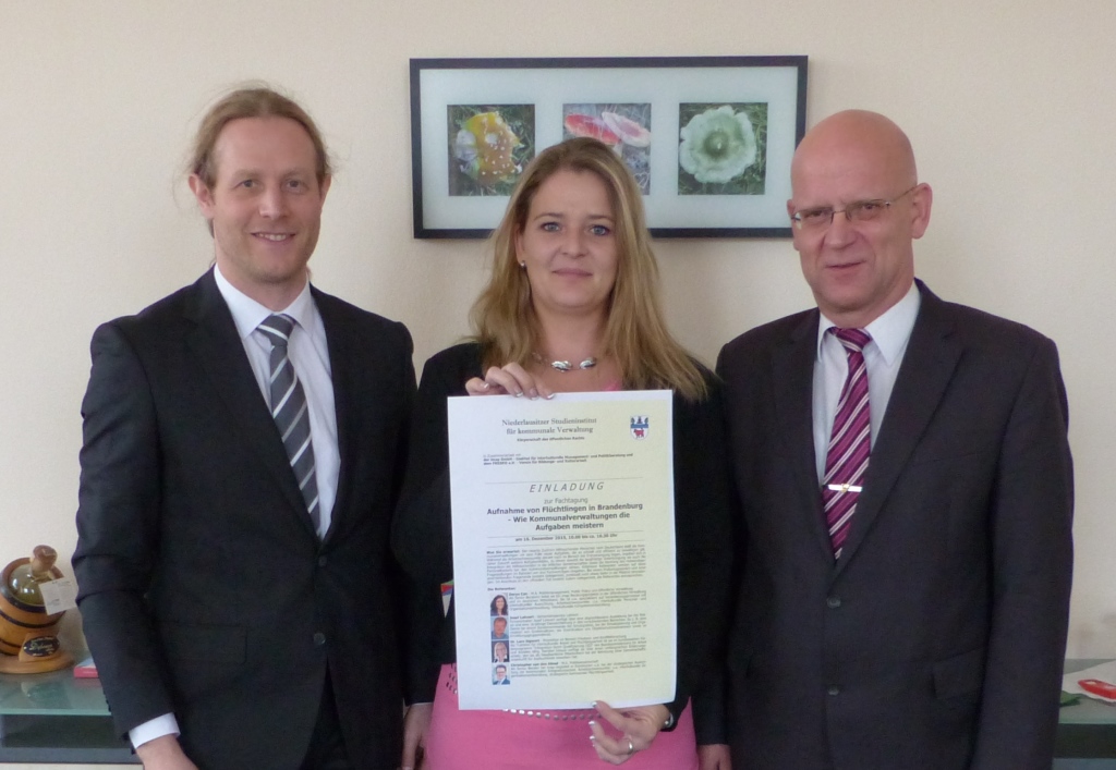 Freuen sich auf einen regen Zuspruch von Seiten der Städte und Gemeinden in Brandenburg: (v.r.) Landrat Stephan Loge, Vorsitzender der Verbandsversammlung des NLSI, Daniela Riediger, Sachbearbeiterin für Seminare und Tagungen beim NLSI und Lars Gölz, Studienleiter des NLSI (Foto: NLSI)