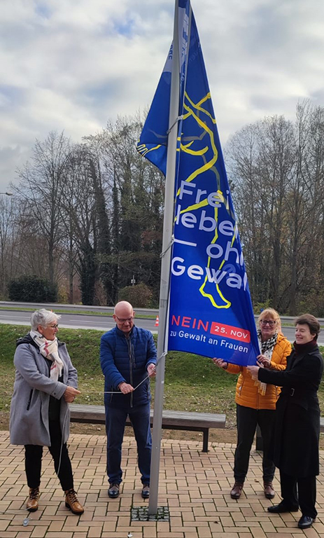 Königs Wusterhausen (Verwaltungsgebäude des LDS): v.l.n.r. Bürgermeisterin Königs Wusterhausen Michaela Wiezorek, Landrat Stephan Loge, Gleichstellungsbeauf- tragte des Landkreises Elke Voigt, Fraktionsvorsitzende Die Linke Monika von der Lippe (© Pressestelle, Landkreis Dahme-Spreewald)