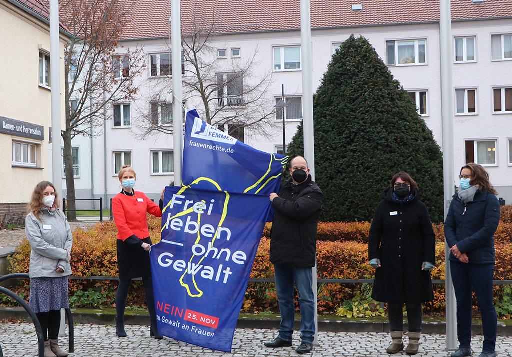 Lübben (Landratsamt): v.l.n.r. Sozialarbeiterin Frauenhaus LDS Dorothea Kästner, Vizelandrätin und Beigeordnete Susanne Rieckhof, Bürgermeister Lars Kolan, Sozialarbeiterin Frauenhaus LDS Franziska Rumpel, Lübbens Gleichstellungsbeauftragte Yvonne Balzer (© Pressestelle, Landkreis Dahme-Spreewald)