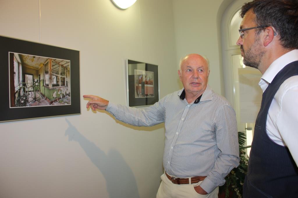 Kulturdezernent Carsten Saß mit Hobbyfotograf Frank Müller zur Ausstellungseröffnung