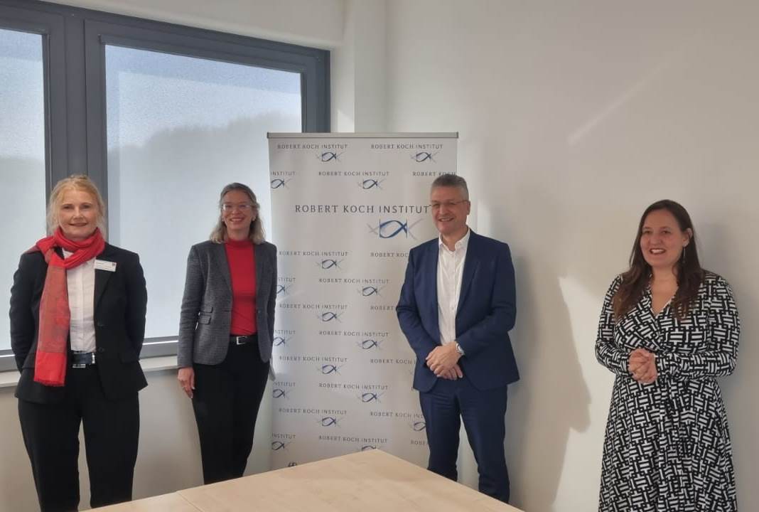Vizelandrätin Susanne Rieckhof, Landtagsabgeordnete Tina Fischer, RKI-Präsident Prof. Dr. Dr. Lothar Wieler, Forschungsministerin Dr. Manja Schüle
