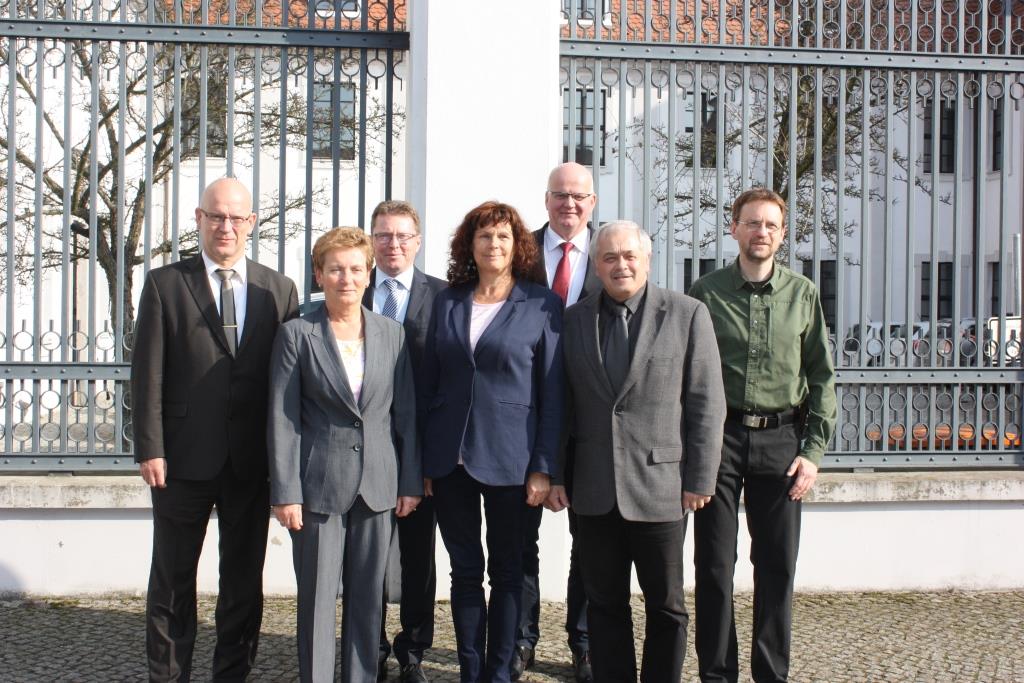 v.l.n.r. Stephan Loge, Landrat des Landkreises Dahme-Spreewald; Marion Schenk, stellv. Bürgermeisterin der Gemeinde Schenkendöbern, Heiko Jahn, Interim Geschäftsführer der I.N.A. Lieberoser Heide GmbH; Elvira Hölzner, Amtsdirektorin des Amtes Peitz; Olaf Lalk, Beigeordneter und Umweltdezernent im Landkreis Spree-Neiße; Bernd Boschan, Amtsdirektor des Amtes Lieberose/Oberspreewald; Dr. Andreas Meißner, Geschäftsführer der Stiftung Naturlandschaften Brandenburg Foto: Pressestelle LDS