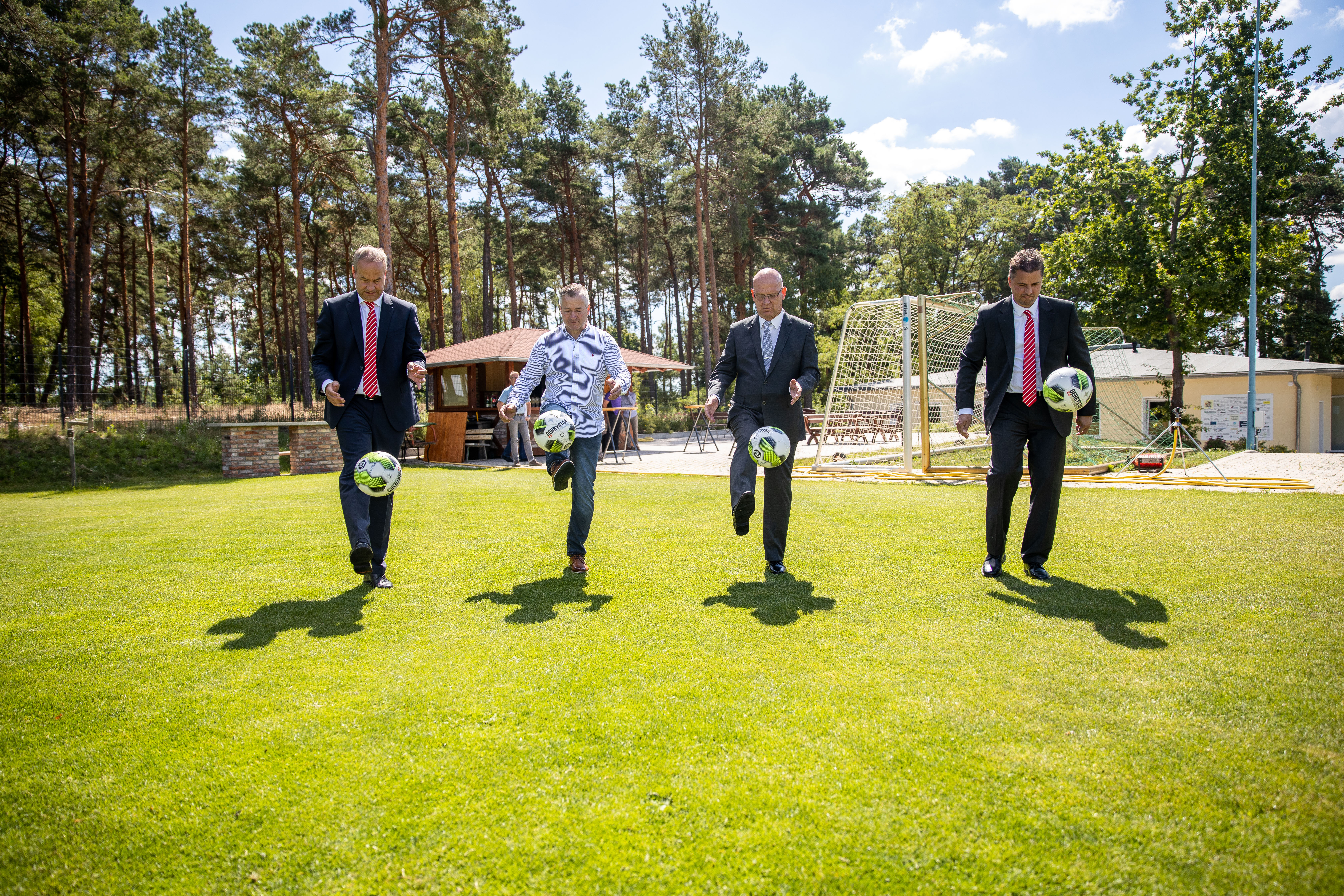 Bild: v.l.: Vorstandsvorsitzender der MBS Andreas Schulz, Thomas Schamböck vom Verein SV Teupitz-Groß Köris, Landrat Stephan Loge und MBS-Marktdirektor in Dahme-Spreewald Henri Längert nach der Übergabe der Spende (Foto: Specht)