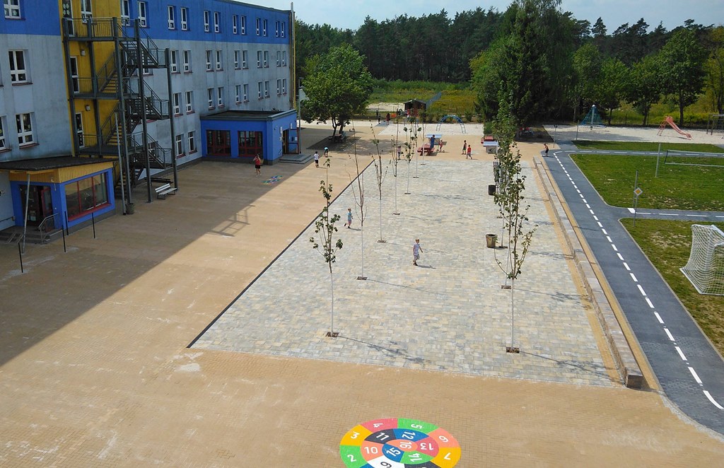 Die Sanierung des Schulhofes der Grundschule Walddrehna war 2018 das erste Projekt, das über den wieder aufgelegten Strukturfonds mit 500.000 Euro gefördert wurde. Der Schulhof kann seit Beginn des aktuellen Schuljahres von den Schülerinnen und Schülern genutzt werden. (Foto: Gemeinde Heideblick) Die Sanierung des Schulhofes der Grundschule Walddrehna war 2018 das erste Projekt, das über den wieder aufgelegten Strukturfonds mit 500.000 Euro gefördert wurde. Der Schulhof kann seit Beginn des aktuellen Schuljahres von den Schülerinnen und Schülern genutzt werden. (Foto: Gemeinde Heideblick)