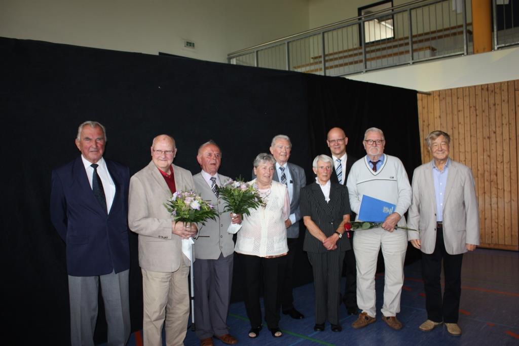 Sechs Seniorinnen und Senioren wurden mit der traditionellen „Rosenurkunde" geehrt. Zwei Senioren wurden für den "Veltener Teller" nominiert.