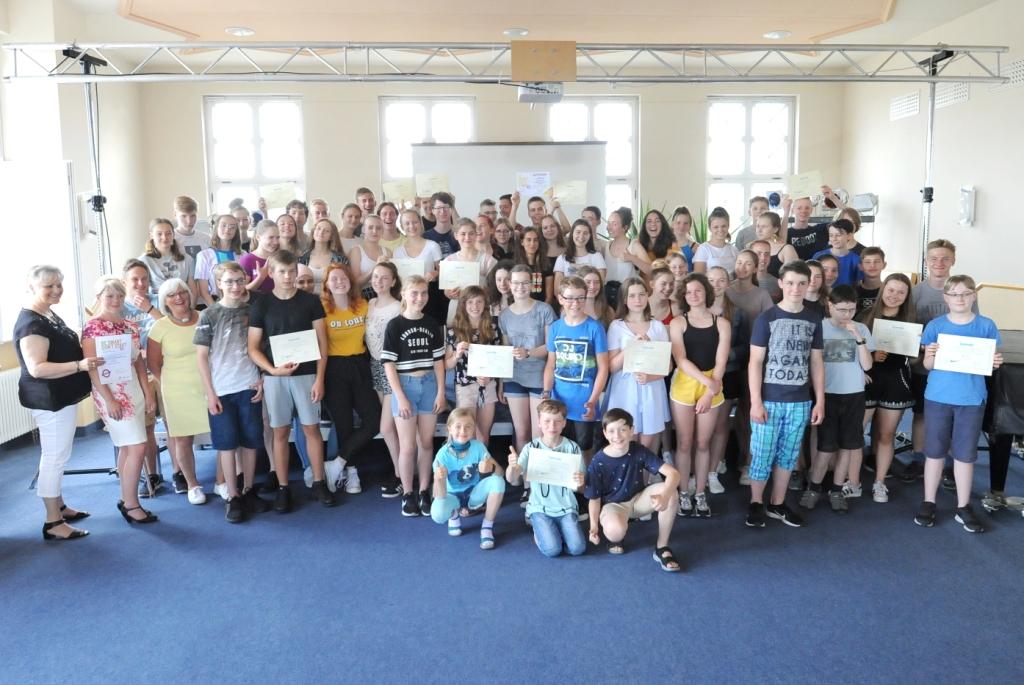 Schulleiterin des Humboldt-Gymnasiums Eichwalde, Frauke Glowatzki; Amtsleiterin für Schulverwaltung des Landkreises Dahme-Spreewald, Dr. Stephanie Löffler, Leiterin der Suchtpräventionsfachstelle Tannenhof Berlin-Brandenburg e.V. Ellen Martin mit den Schülern des Humboldt-Gymnasiums (Foto: Gerlinde Irmscher/LDS)