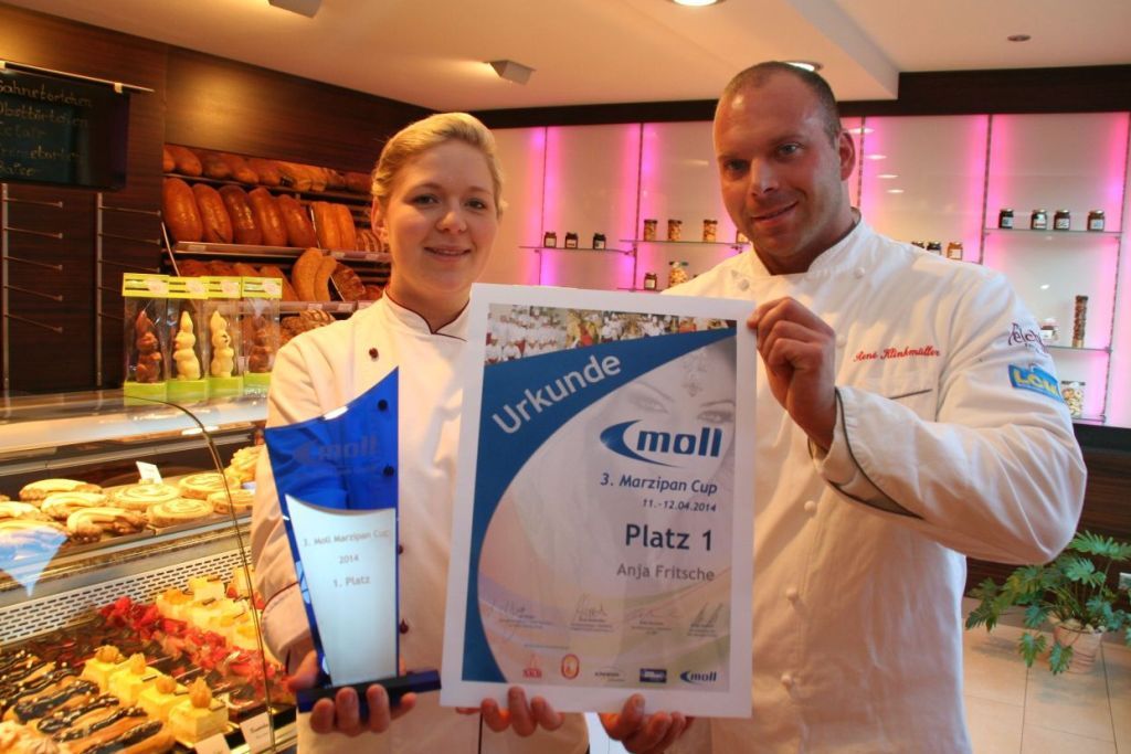 Die zukünftige Konditorin Anja Fritsche freut sich mit ihrem Chef Konditormeister René Klinkmüller über den 1. Platz beim 3. Moll Marzipan Cup. Foto: Stefan Staindl