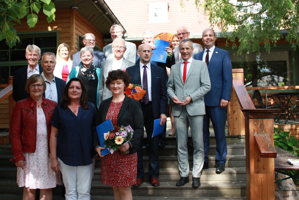 Landrat Stephan Loge (3.v.r) überreichte mit anderen Kommunalpolitikern die Europaurkunden Bild: LDS