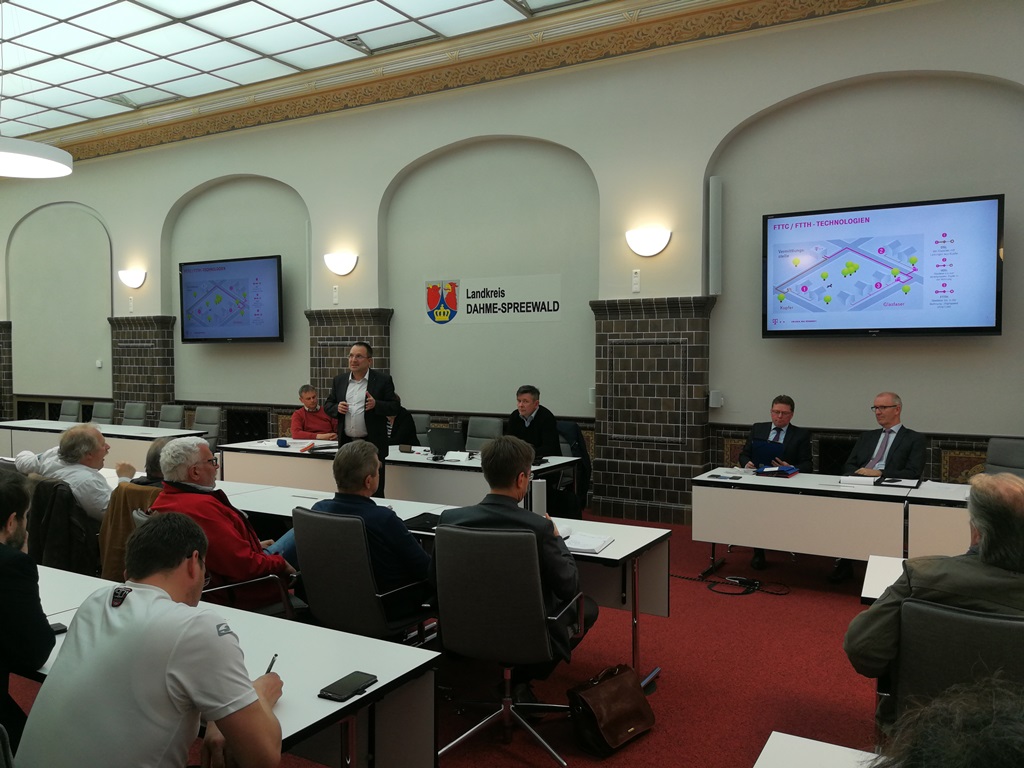 Redner ist Herr Sven Nitze, Regiomanager Brandenburg der Deutschen Telekom. Foto: Wirtschaftsförderungsgesellschaft Dahme-Spreewald mbH