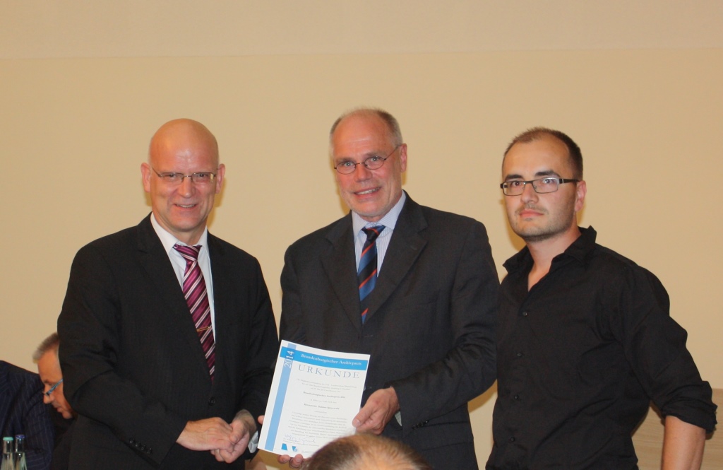 v.l.n.r. Landrat Stephan Loge, Dr. Wolfgang Krogel (Vorsitzender des Landesverbandes Brandenburg im VdA), Thomas Mietk (Leiter des Kreisarchivs)