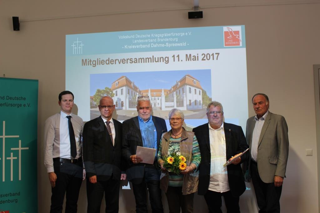 Bild: Ehrung der Spendensammler (v. l. n. r.: Kreisgeschäftsführer N. Hill, Spendensammler: W. Luplow, Margot Böttcher, Bürgermeister K.-D. Quasdorf, Landesvorsitzender G. Fritsch, Landrat und Kreisvorsitzender S. Loge