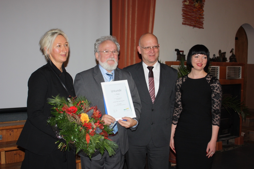 v.l.n.r. Annett Joppich und der Straupitzer Bürgermeister Winfried Rekitt freuen sich über die Auszeichnung, die Landrat Stephan Loge und Sabrina Kuschy vom LDS überreichten (Foto: LDS)