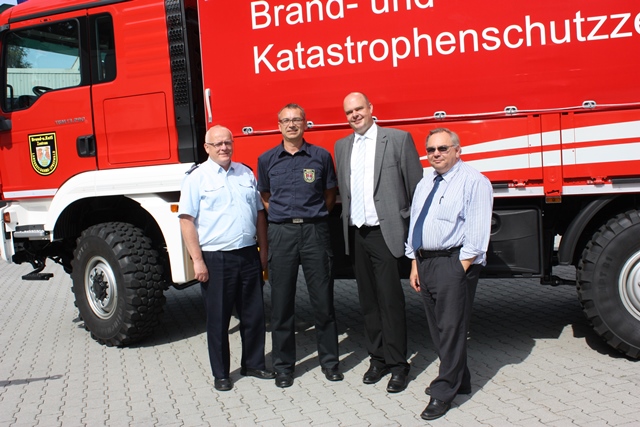 Offizielle Einweihung des neuen Gerätewagens im BKZ-Luckau v.l.n.r.: Kreisbrandmeister Ronald Judis, BKZ-Leiter Edmond Krüger, Sicherheitsdezernent Wolfgang Starke und Norbert Schmidt, sachkundiger Einwohner im Ausschuss für Finanzen, öffentliche Ordnung und Sicherheit (Foto: LDS-Pressestelle)