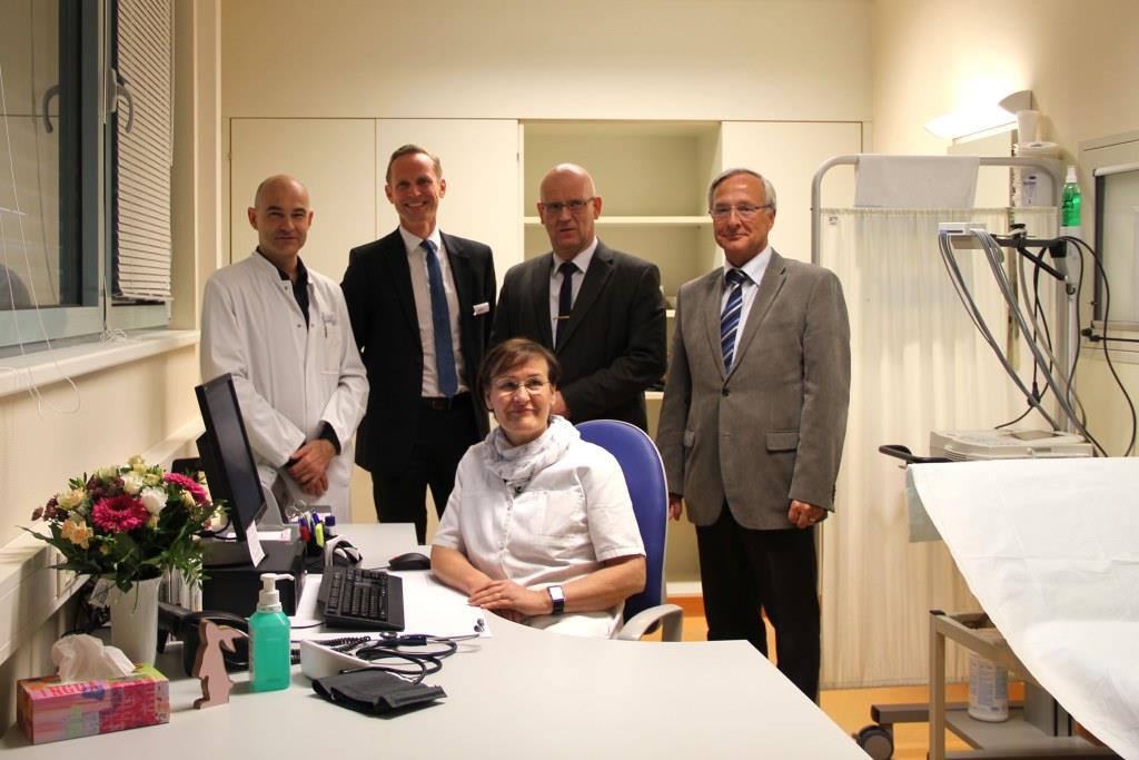 Ärztin Hayk-Sten Möpert, Benno Bretag (Cerfarzt der Notfallambulanz im KDS), Michael Kabiersch (Geschäftsführer KDS), Landrat Stephan Loge und Andreas Schwank (stellv. Vorsitzender der KVBB) eröffnen die neue RegioMed-Bereitschaftspraxis in Königs Wusterhausen (Foto:  KDS)