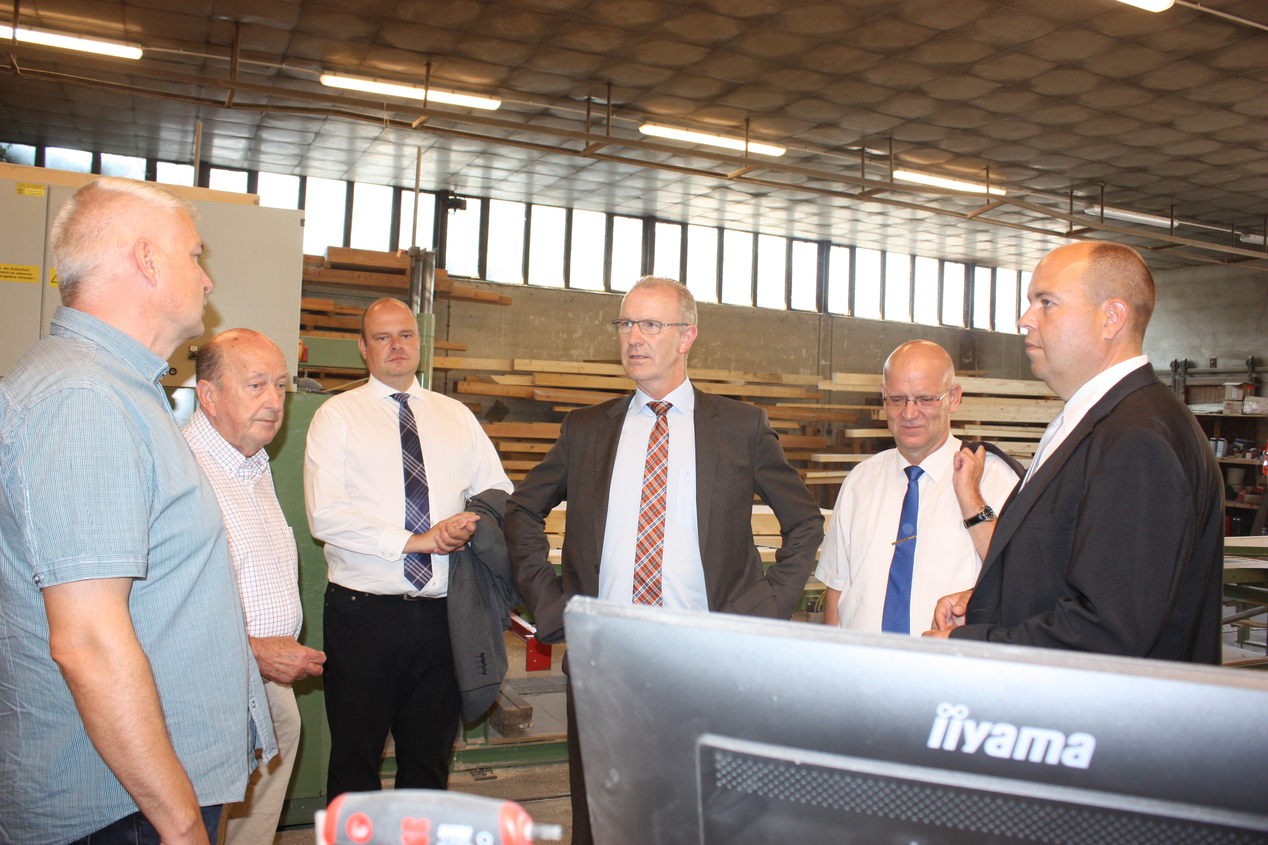 v.l.n.r. Jörg Dahlke (Geschäftsführer), Günter Hörning (langjähriger Geschäftsführer), Wolfgang Starke (Wirtschaftsdezernent), Gerhard Janßen (Wirtschaftsförderer), Stephan Loge (Landrat) und Lars Kolan (Bürgermeister der Stadt Lübben)