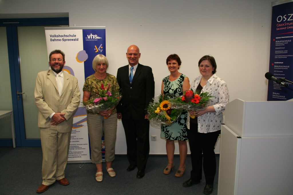 v.l.n.r. Serge Lacombe (Leiter VHS), Dr. Ute Drawe (Dozentin im Bereich Familienbildung), Stephan Loge (Landrat LDS), Andrea Berghaus (Dozentin im Bereich Kultur), Yvonne Hahn (Dozentin in den Bereichen Sprachen und Grundbildung)