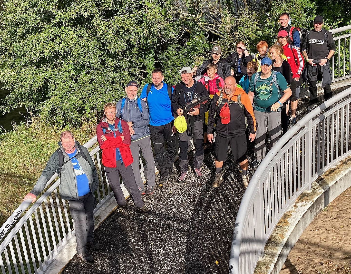 Zu sehen sind die Teilnehmer einer vergangenen Kleeblattwanderung.