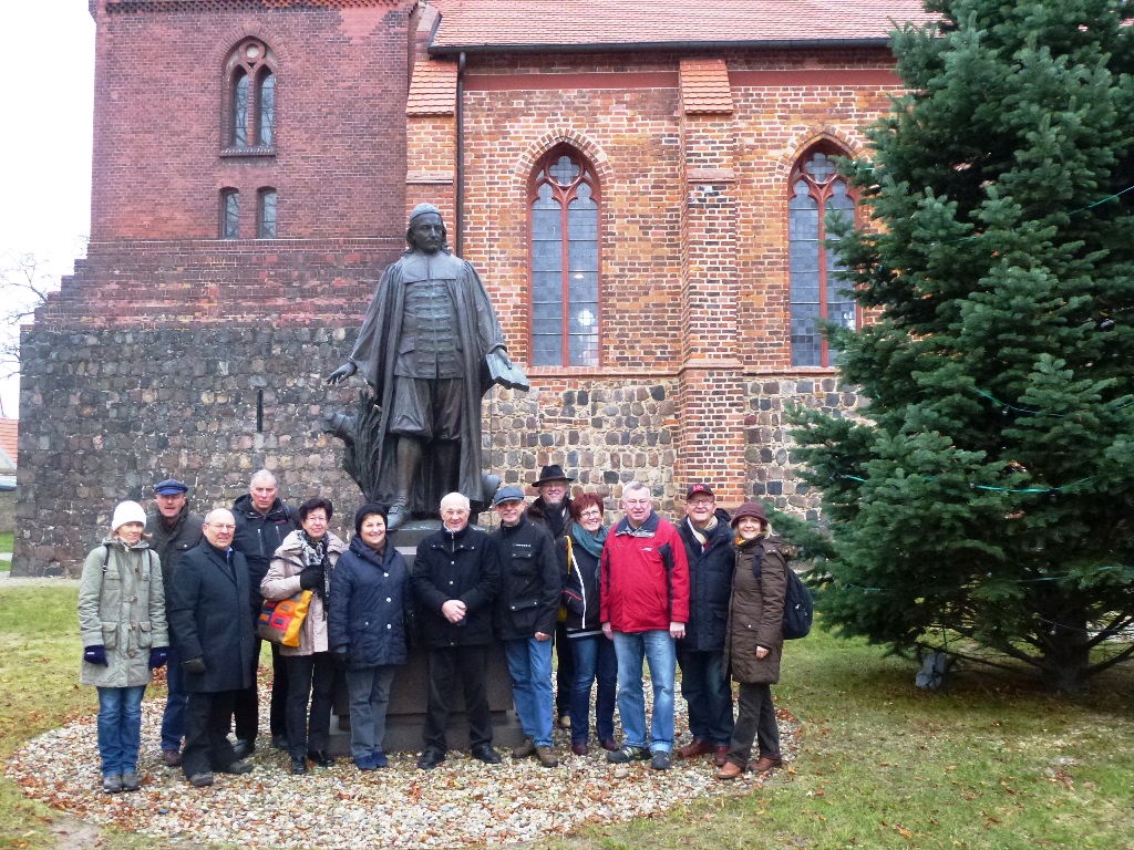 vor der Paul-Gerhardt-Statue in Mittenwalde (Foto: Tourismusverband Dahme-Seen e.V.)