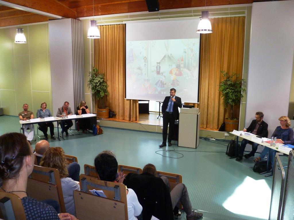 Sozialdezernent Carsten Saß begrüßt die Anwesenden