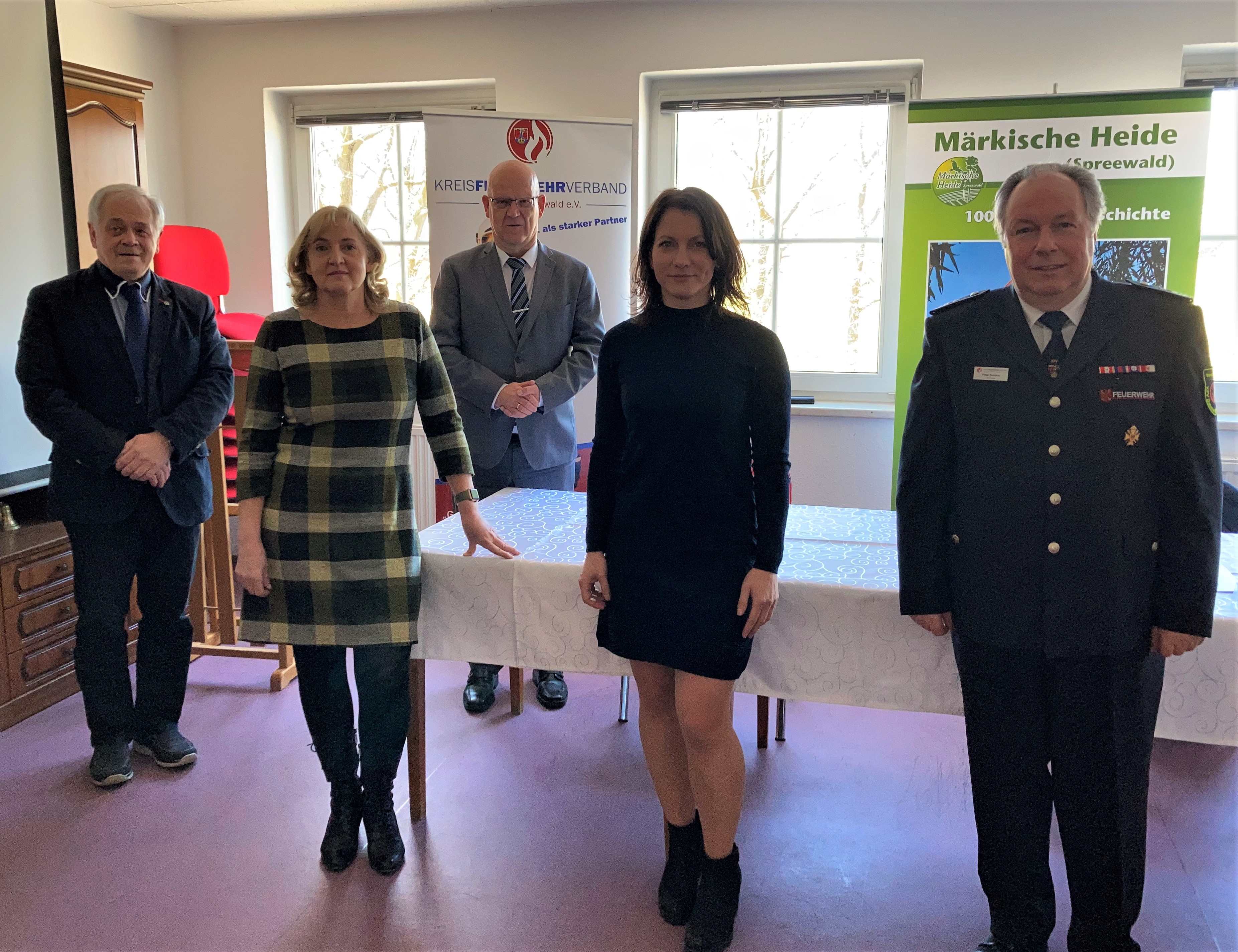 Bernd Boschan, Amtsdirektor Amt Lieberose/Oberspreewald; Rica Otto, Schulleiterin Ludwig Leichhardt Oberschule Goyatz; Stephan Loge, Landrat Landkreis Dahme-Spreewald; Katharina Magoltz, Amtsleiterin Ordnungsamt, Märkische Heide; Peter Rublack, Vorsitzender Kreisfeuerwehrverband Landkreises Dahme-Spreewald (v.l.) 