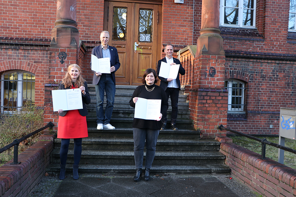 In der vorderen Reihe v.l.n.r: LDS-Bildungsdezernentin Susanne Rieckhof und Schulleiterin der Grundschule Schulzendorf Maria Köckritz, in der hinteren Reihe v.l.n.r.: Bürgermeister der Gemeinde Schulzendorf Markus Mücke und Schulleiter des Humboldt-Gymnasiums Dr. Thomas Willich (Foto: Pressestelle, Landkreis Dahme-Spreewald)