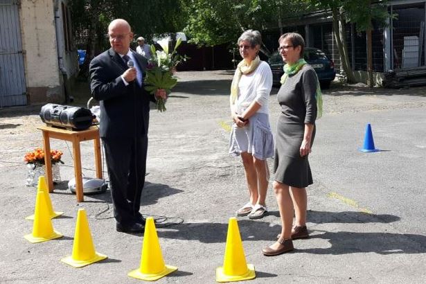 Landrat Stephan Loge gratuliert dem sozialen Zentrum KW