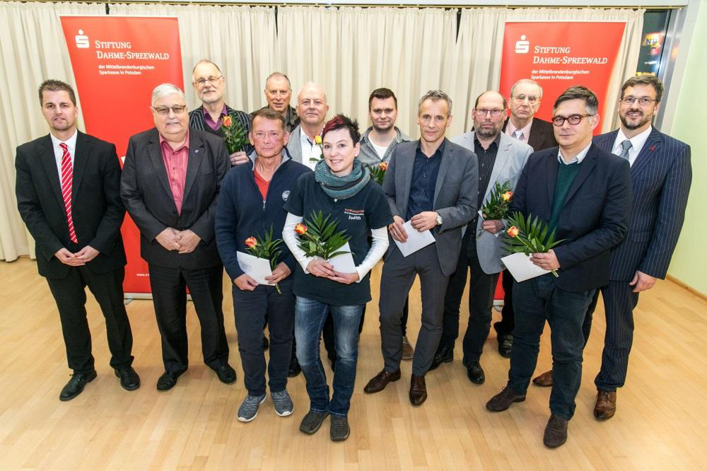 Carsten Saß, Dezernent für Bildung, Kultur, Jugend, Gesundheit und Soziales im Landkreis Dahme-Spreewald (rechts), Henri Längert, stellvertretender Vorsitzender des Stiftungsvorstands und Marktdirektor der MBS in Dahme-Spreewald (links) mit Vertretern der Vereine und Organisationen aus dem Landkreis Dahme-Spreewald Bild: MBS
