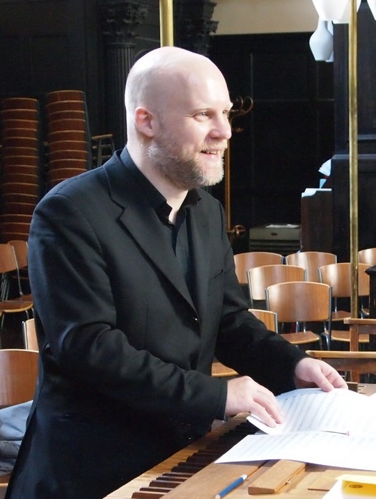 Zu sehen ist der Musiker (Orgel) Martin Knizia. Zu sehen ist der Musiker (Orgel) Martin Knizia.