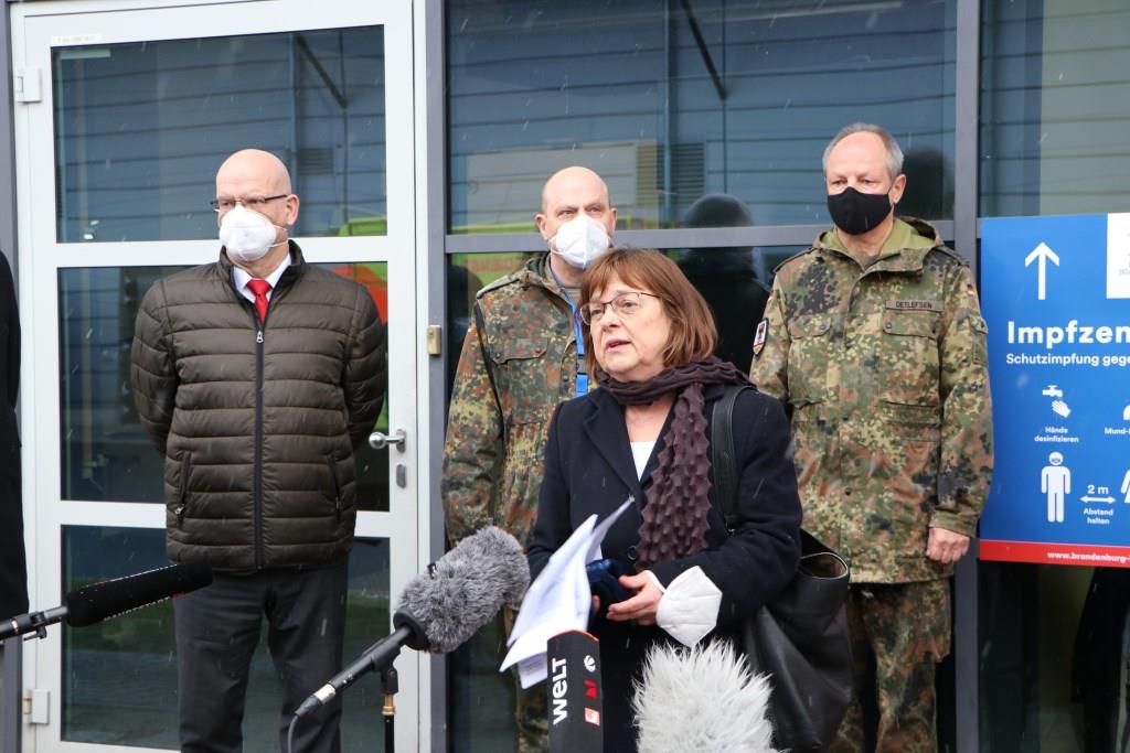 Ministerin eröffnet Impfzentrum in Schönefeld